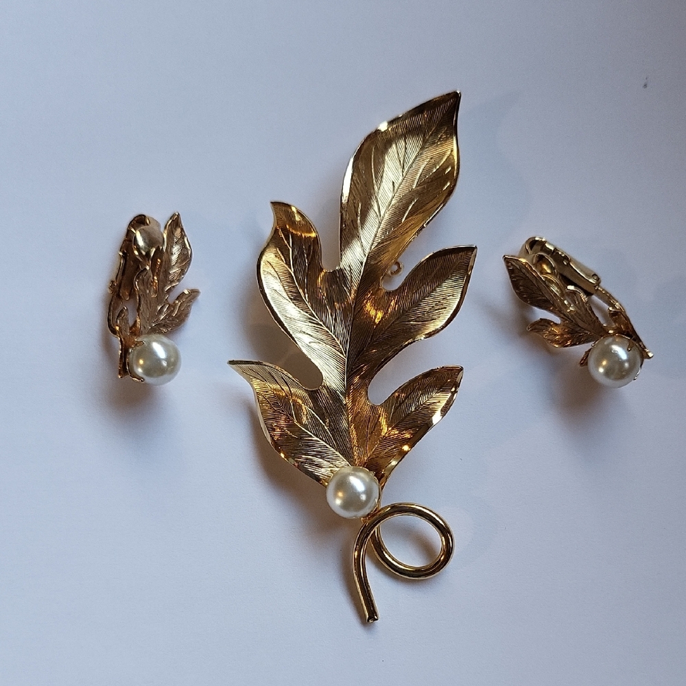 Elegant Gold Leaf Jewelry Set with Pearls
